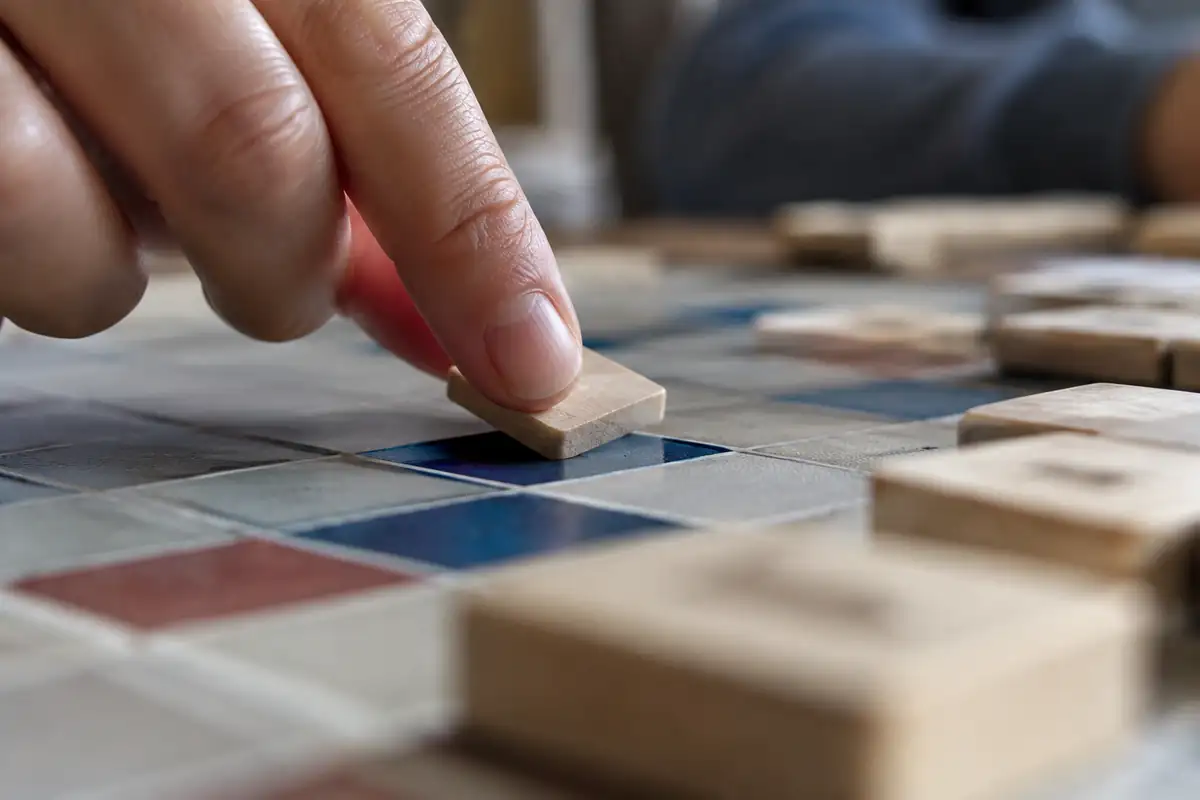 Jeton de lettre posé sur une case colorée d'un plateau de jeu de lettres